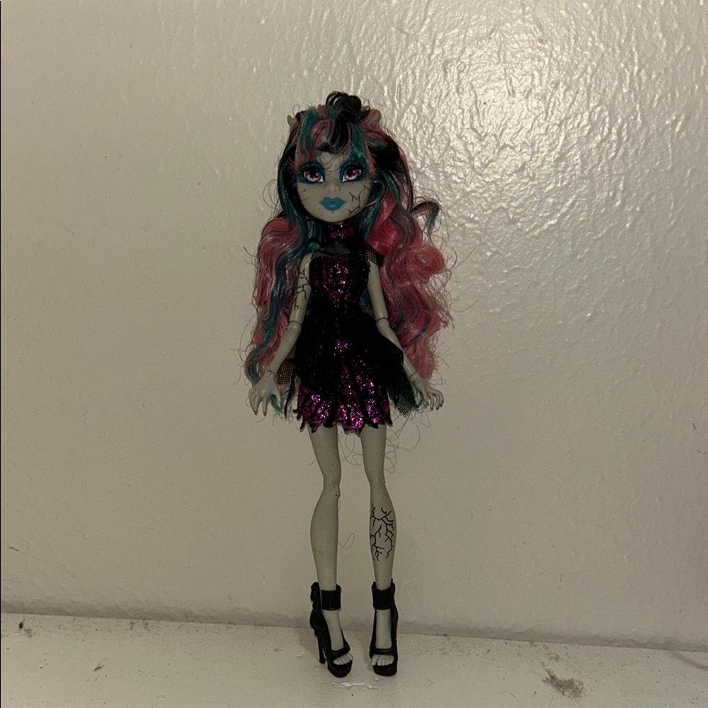 Monster High 2011 Rochelle Goyle Zombie Shake Doll